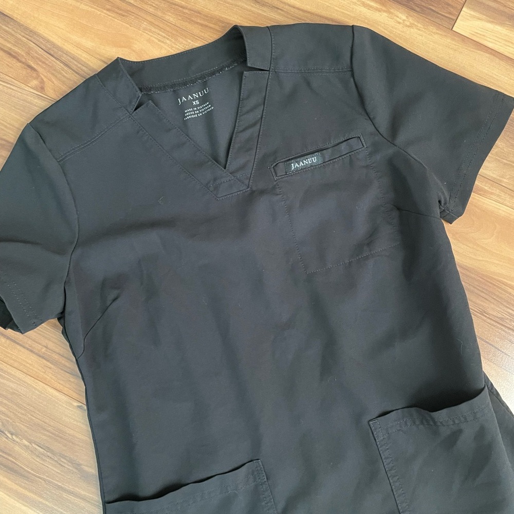 Jaanuu Women's Classic Black V-Neck Scrub uniform Top XS - Picture 2 of 3